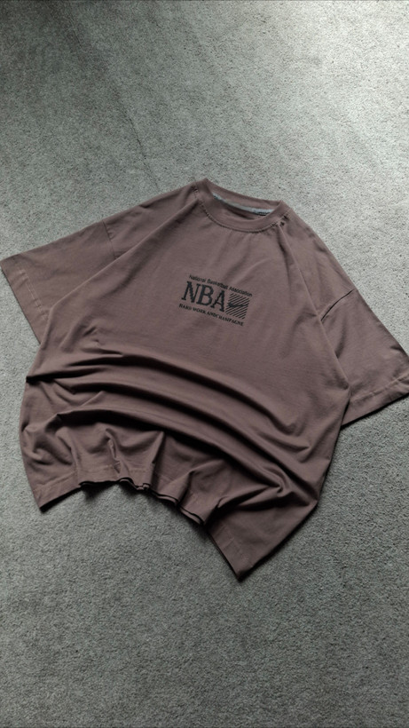 تیشرت قهوه ای پارچه پنبه قواره باکسی مدل NBA کد TSH0016