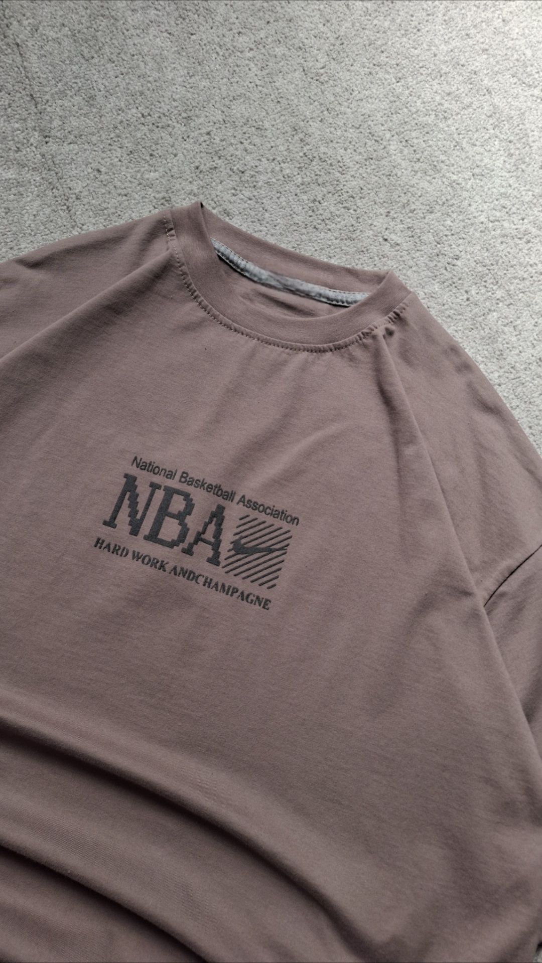 تیشرت قهوه ای پارچه پنبه قواره باکسی مدل NBA کد TSH0016