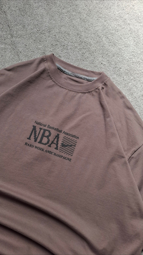 تیشرت قهوه ای پارچه پنبه قواره باکسی مدل NBA کد TSH0016
