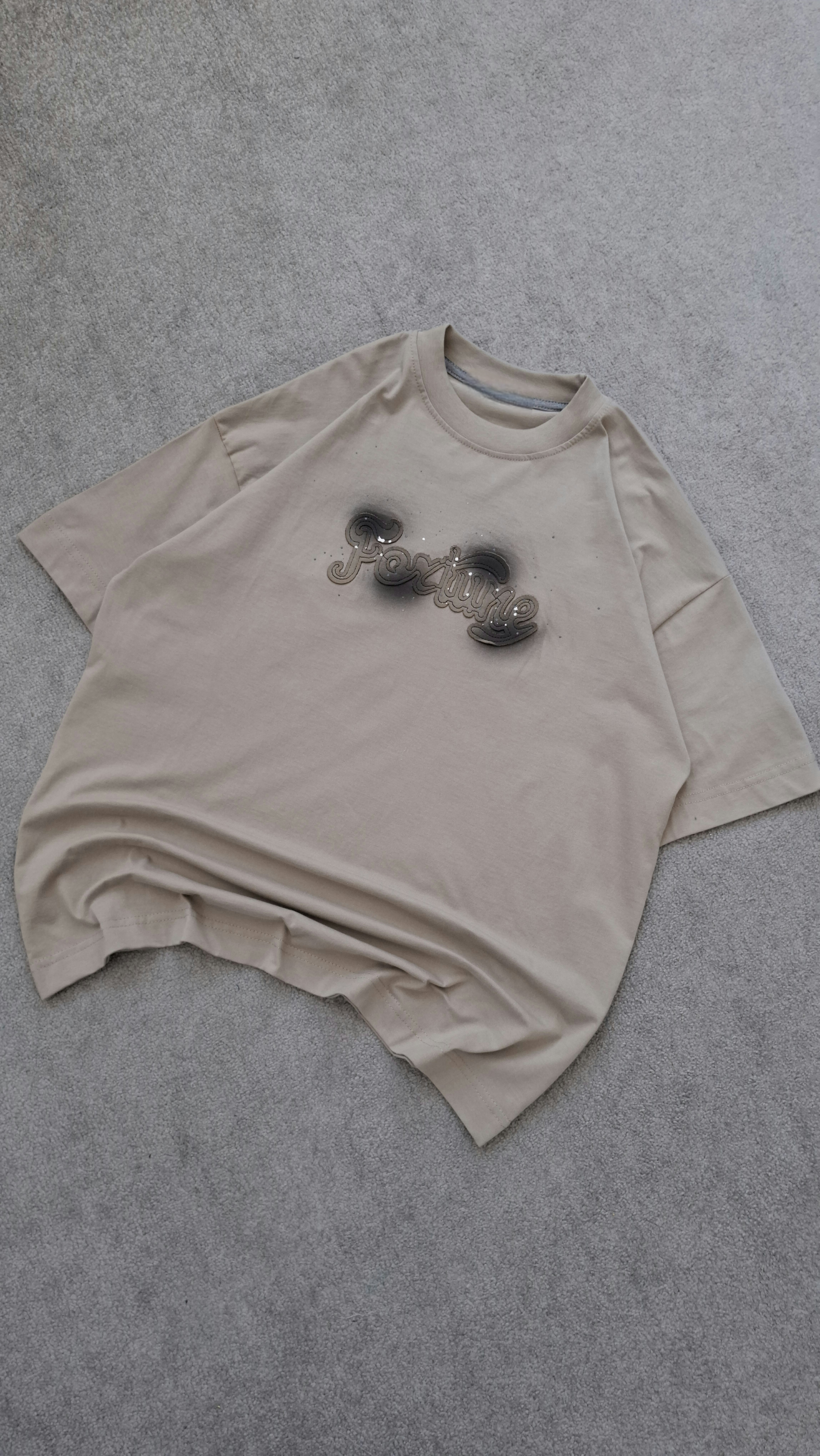 تیشرت کرمی پارچه پنبه قواره باکسی مدل FOR TUNE کد TSH00۲۶