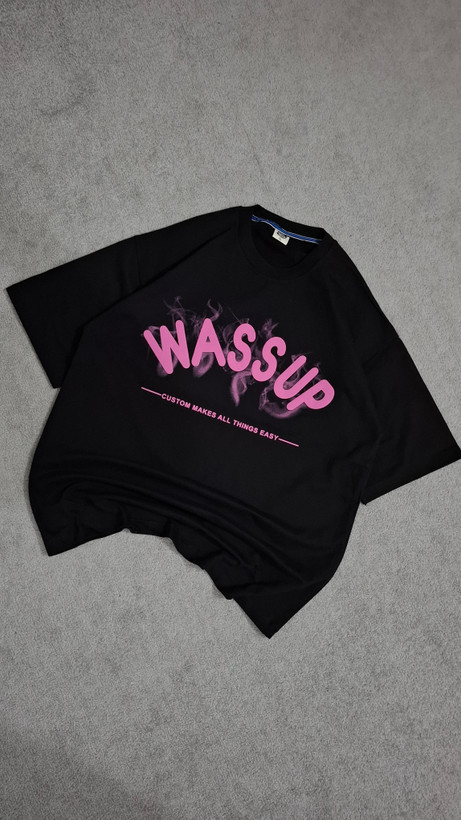 تیشرت مشکی پارچه دورس 2 نخ قواره باکسی مدل wassup کد TSH0028